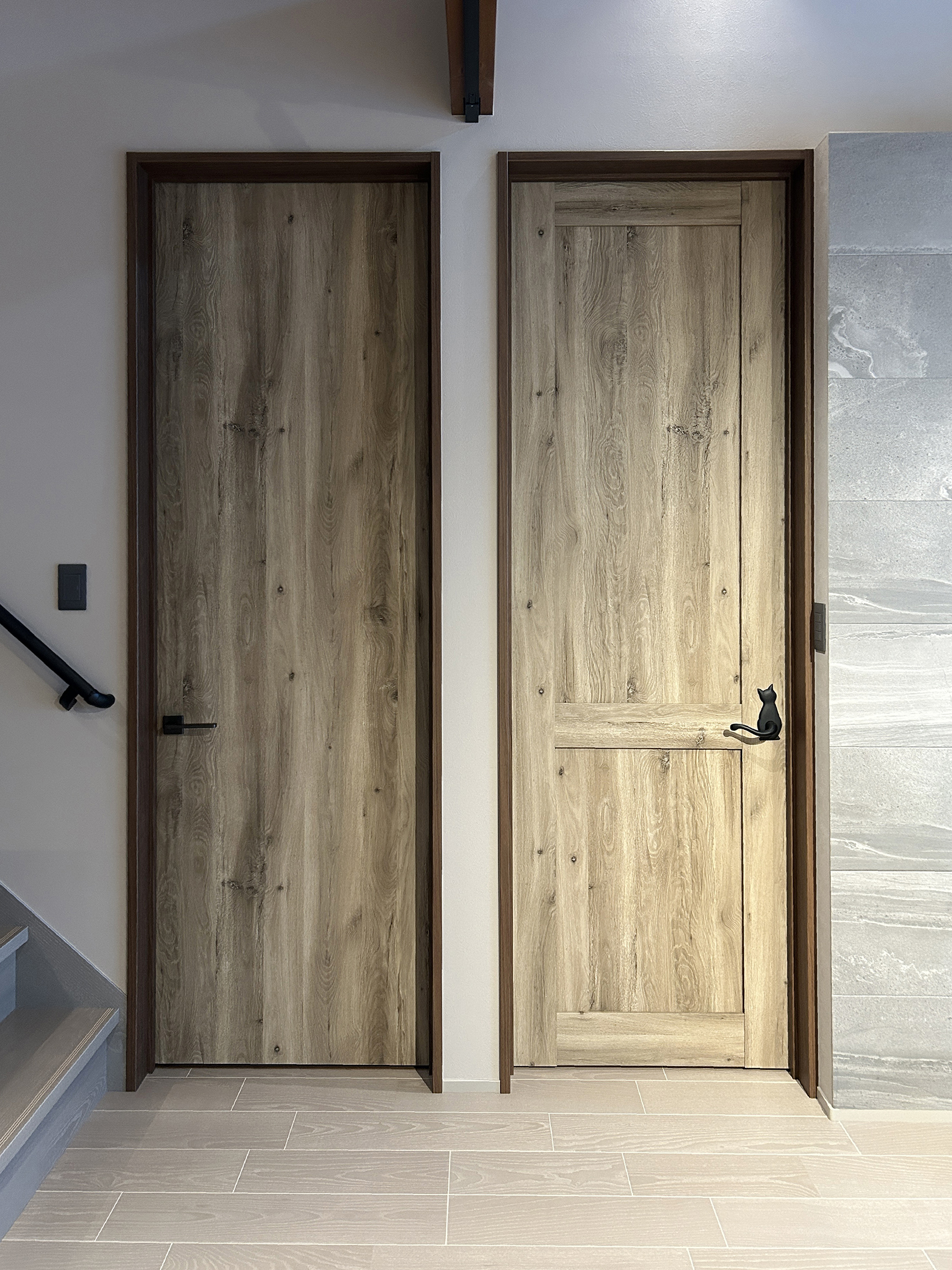 ねこと暮らす、グレーを楽しむ。遊び心と機能性を備えた平屋の家（群馬県高崎市）