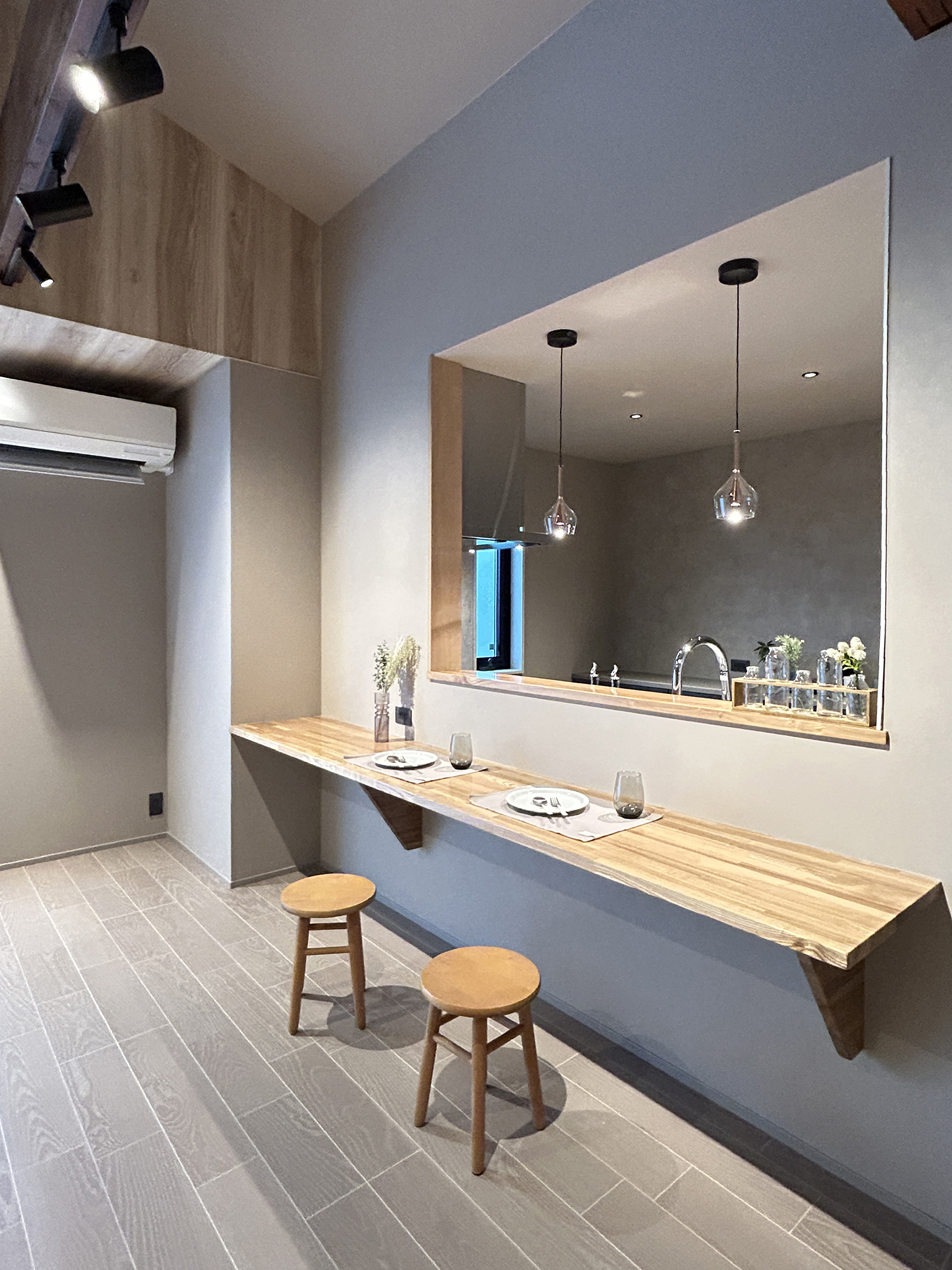 ねこと暮らす、グレーを楽しむ。遊び心と機能性を備えた平屋の家（群馬県高崎市）