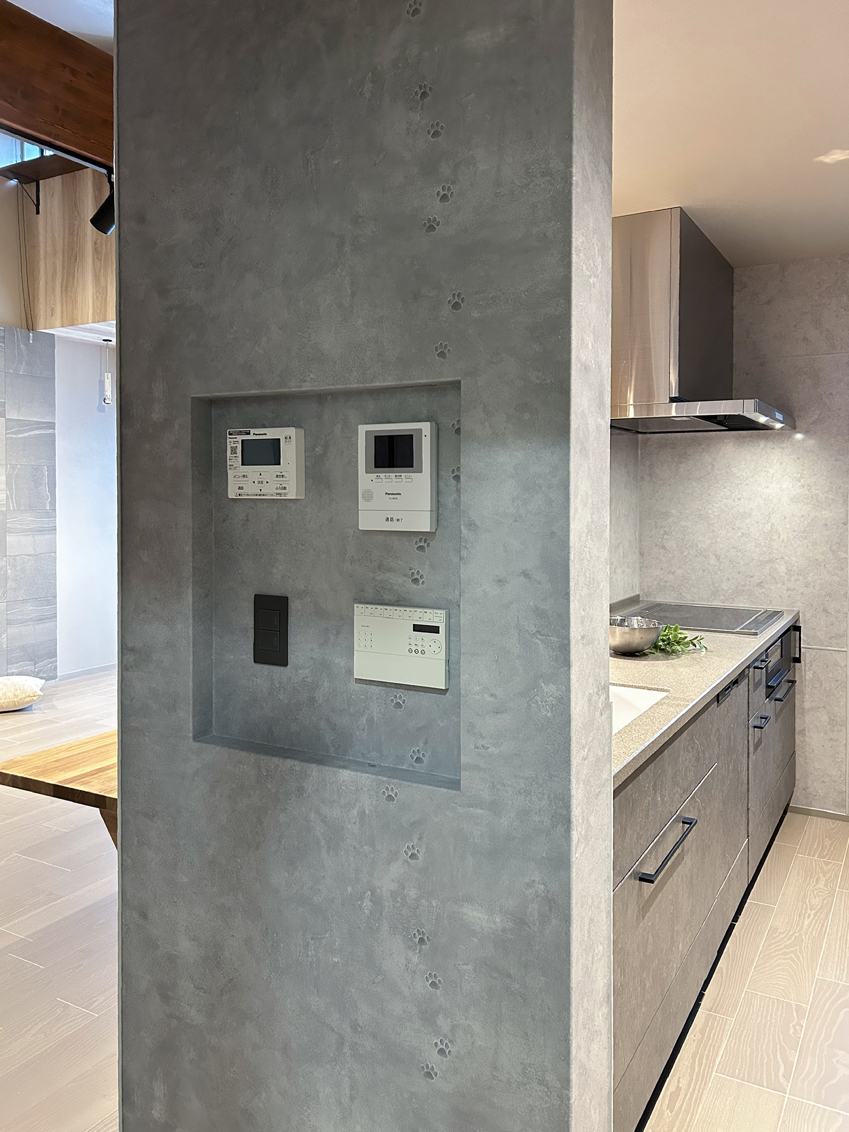 ねこと暮らす、グレーを楽しむ。遊び心と機能性を備えた平屋の家（群馬県高崎市）