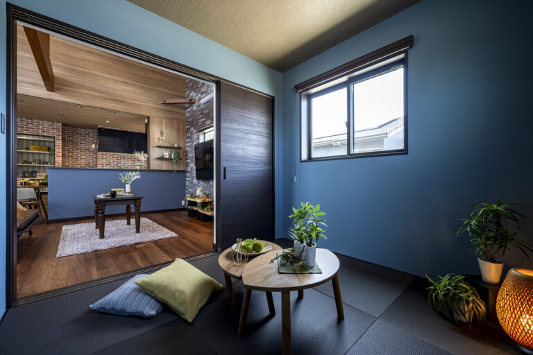 ダークカラーの畳で仕上げたモダンな和室