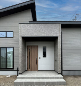 グレーで整えた、家族が心地よくつながる平屋の暮らし（群馬県太田市）