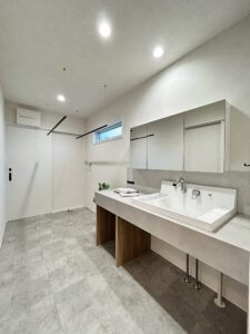 グレーで整えた、家族が心地よくつながる平屋の暮らし（群馬県太田市）