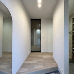 グレーで整えた、家族が心地よくつながる平屋の暮らし（群馬県太田市）