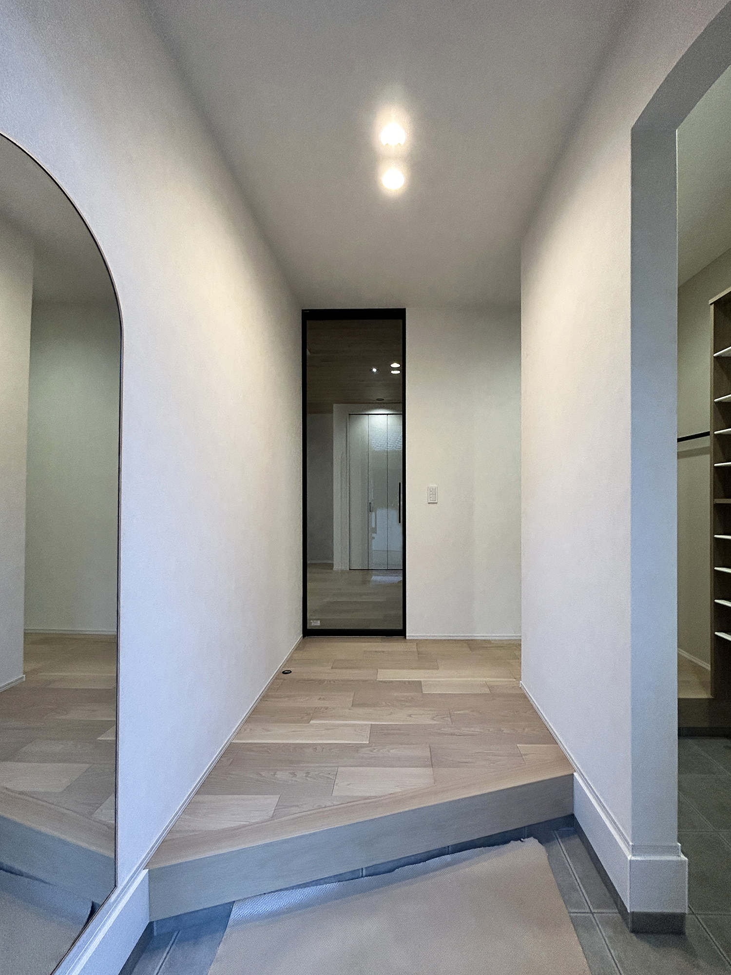 グレーで整えた、家族が心地よくつながる平屋の暮らし（群馬県太田市）