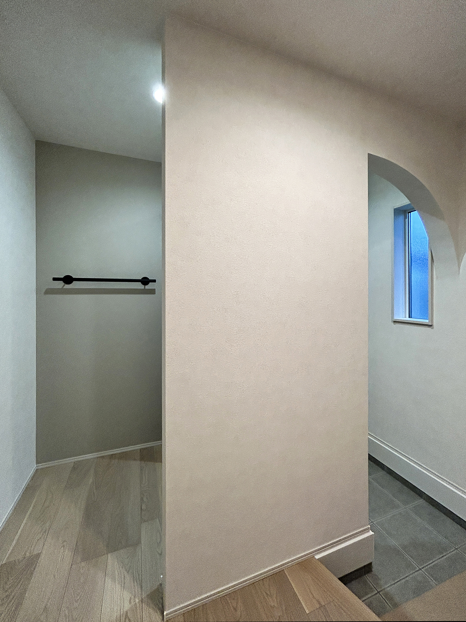 グレーで整えた、家族が心地よくつながる平屋の暮らし（群馬県太田市）