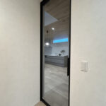 グレーで整えた、家族が心地よくつながる平屋の暮らし（群馬県太田市）