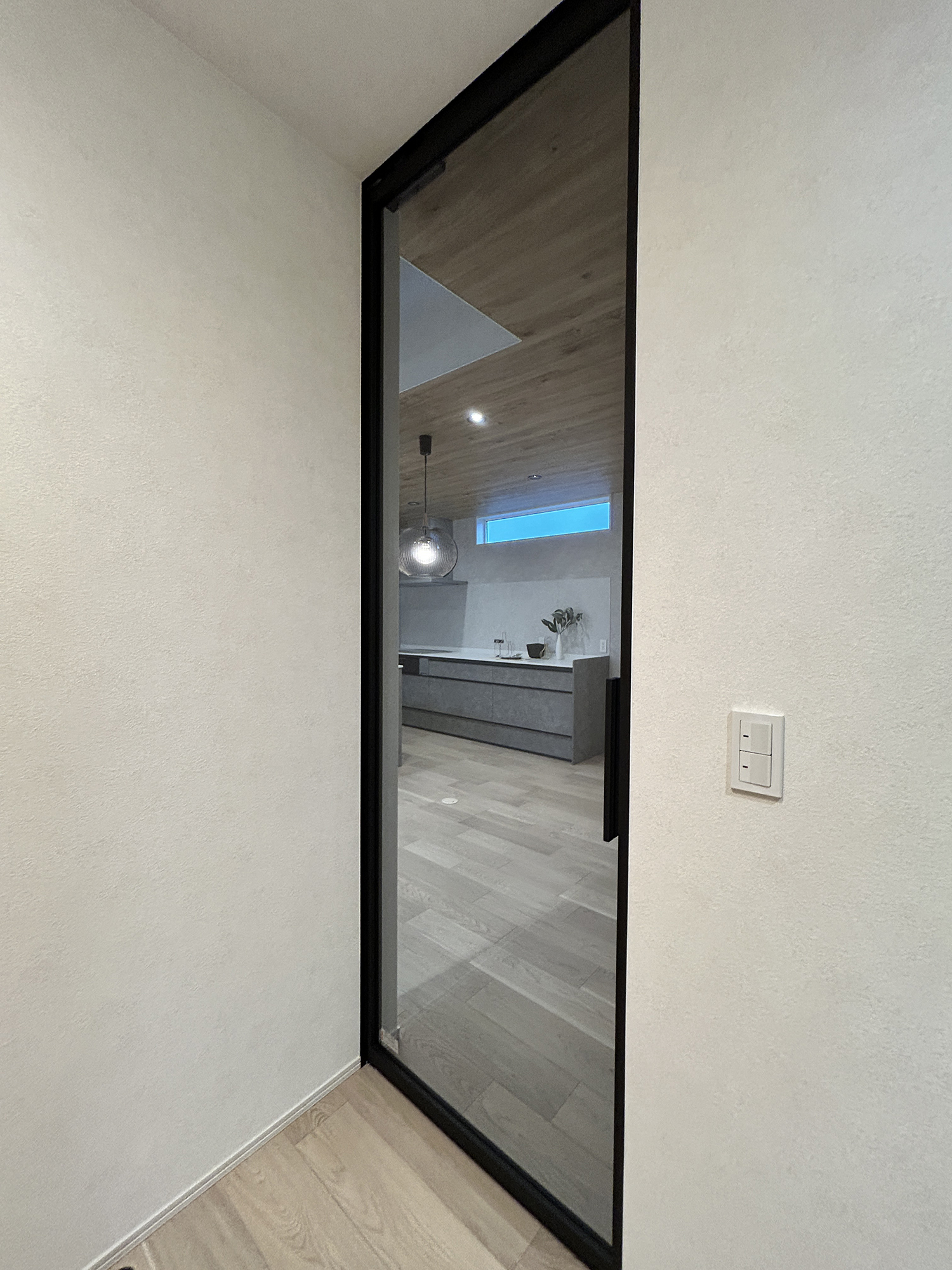 グレーで整えた、家族が心地よくつながる平屋の暮らし（群馬県太田市）