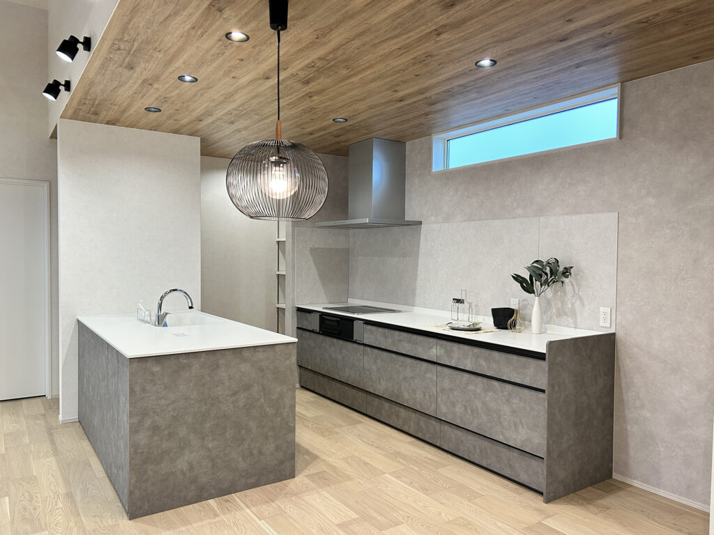 グレーで整えた、家族が心地よくつながる平屋の暮らし（群馬県太田市）