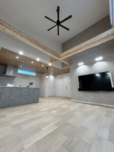 グレーで整えた、家族が心地よくつながる平屋の暮らし（群馬県太田市）