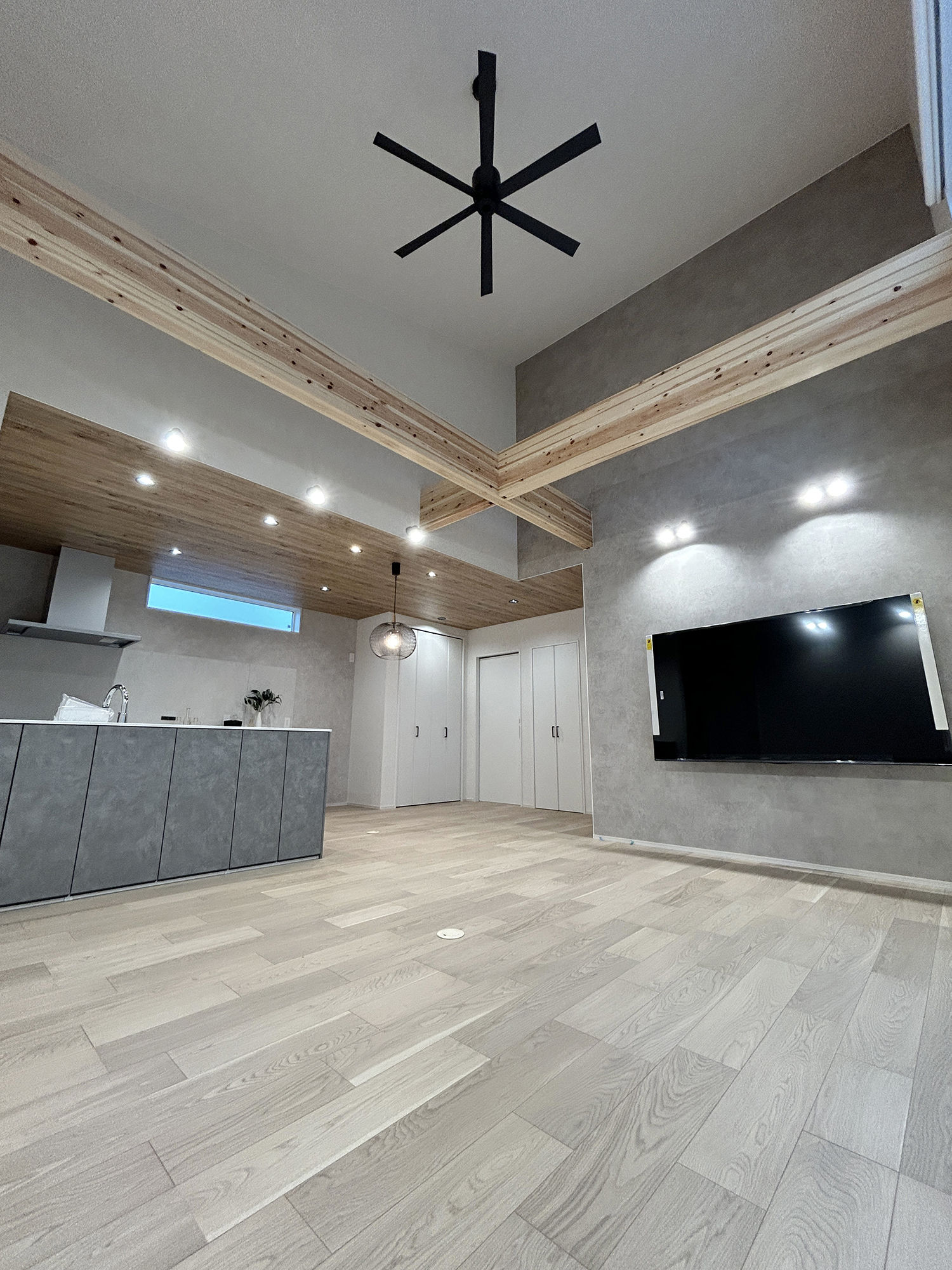 グレーで整えた、家族が心地よくつながる平屋の暮らし（群馬県太田市）