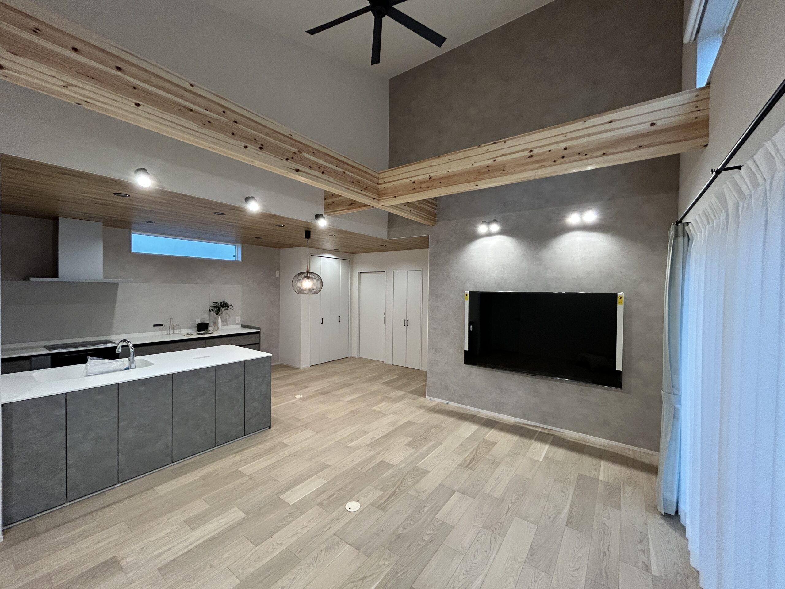 グレーで整えた、家族が心地よくつながる平屋の暮らし（群馬県太田市）