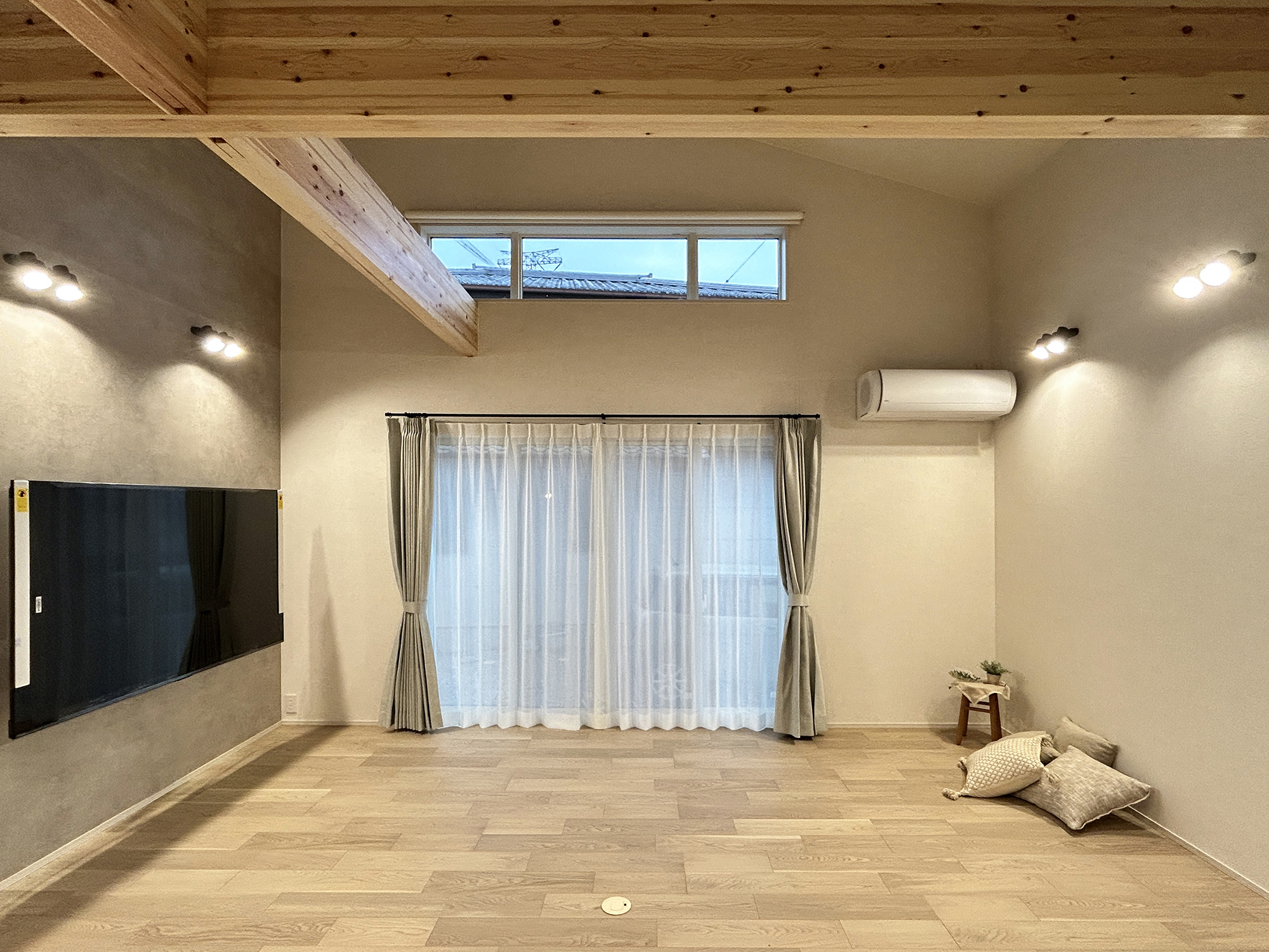 グレーで整えた、家族が心地よくつながる平屋の暮らし（群馬県太田市）