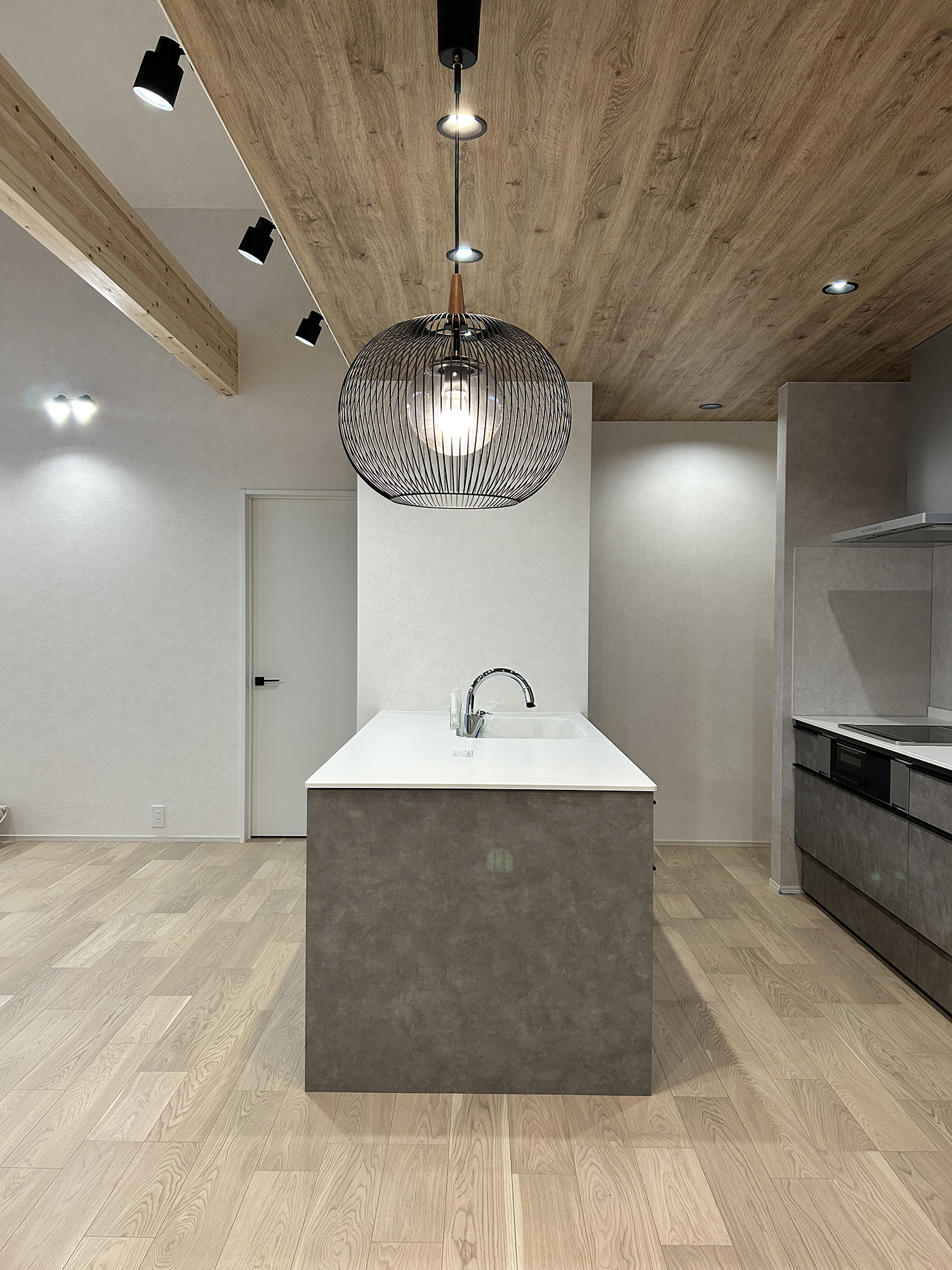 グレーで整えた、家族が心地よくつながる平屋の暮らし（群馬県太田市）