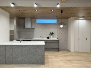 グレーで整えた、家族が心地よくつながる平屋の暮らし（群馬県太田市）