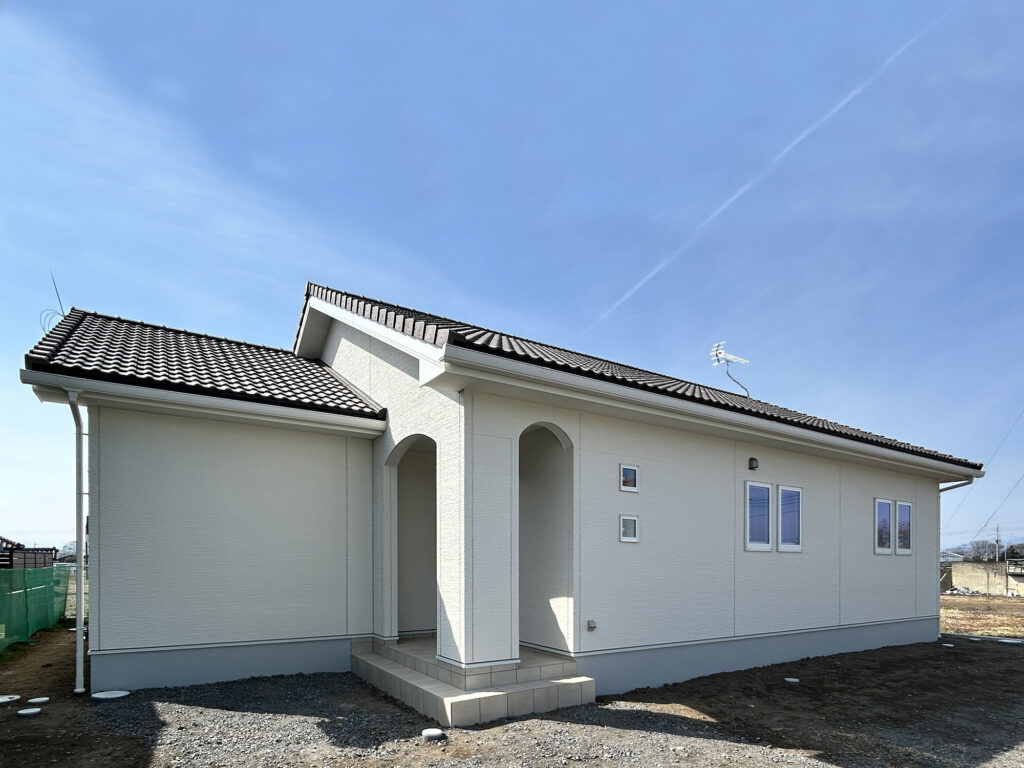 ご縁から生まれた、アーチと彩りのクロスが映えるやさしい平屋の住まい（群馬県前橋市）