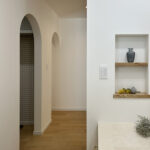 ご縁から生まれた、アーチと彩りのクロスが映えるやさしい平屋の住まい（群馬県前橋市）