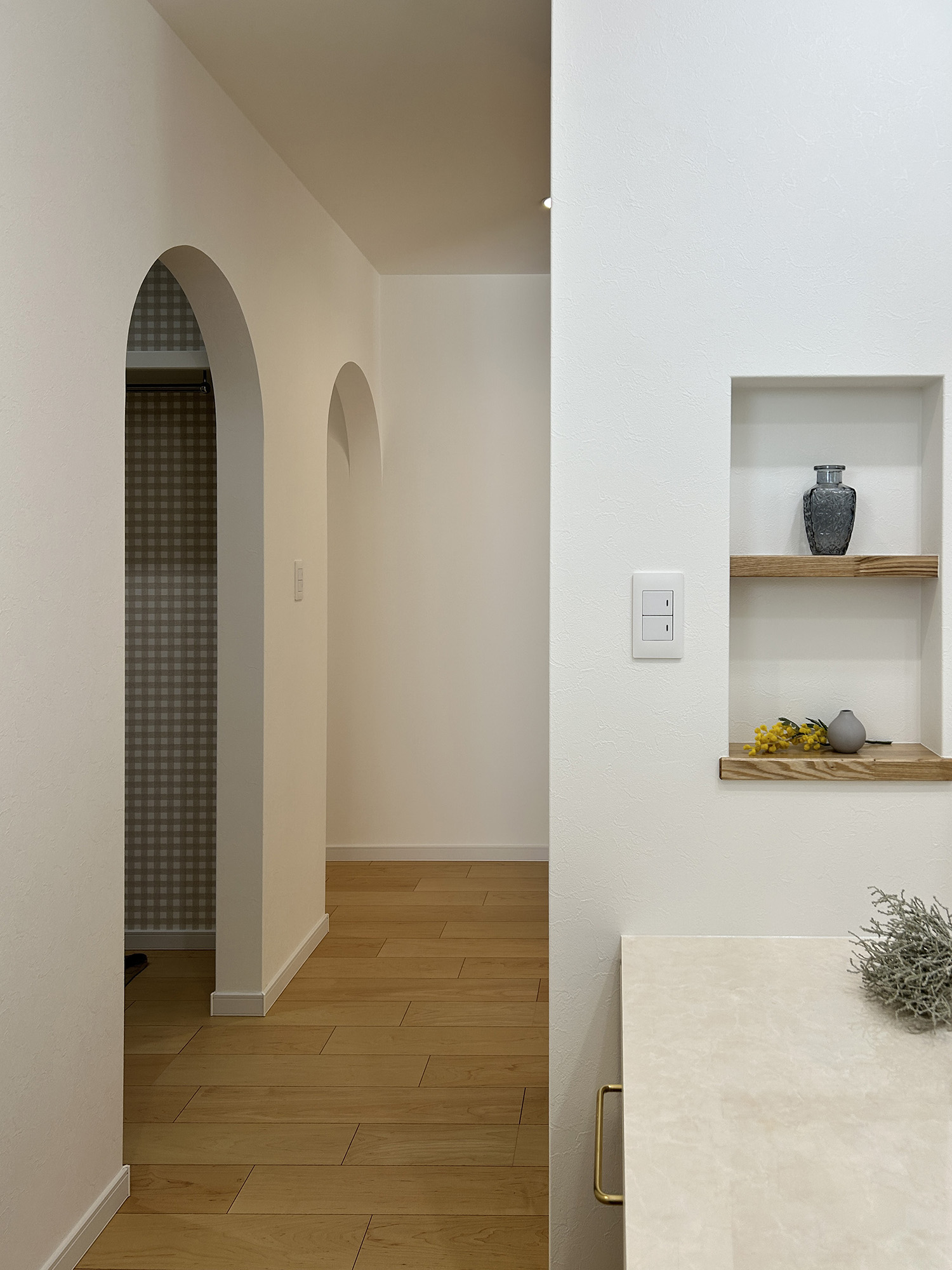 ご縁から生まれた、アーチと彩りのクロスが映えるやさしい平屋の住まい（群馬県前橋市）