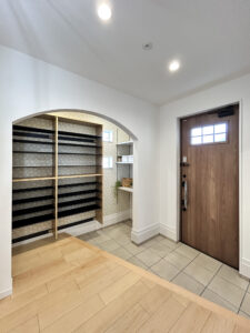 ご縁から生まれた、アーチと彩りのクロスが映えるやさしい平屋の住まい（群馬県前橋市）