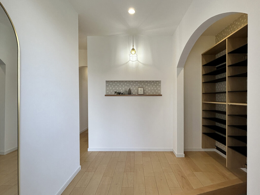 ご縁から生まれた、アーチと彩りのクロスが映えるやさしい平屋の住まい（群馬県前橋市）