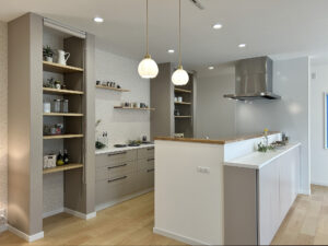 ご縁から生まれた、アーチと彩りのクロスが映えるやさしい平屋の住まい（群馬県前橋市）