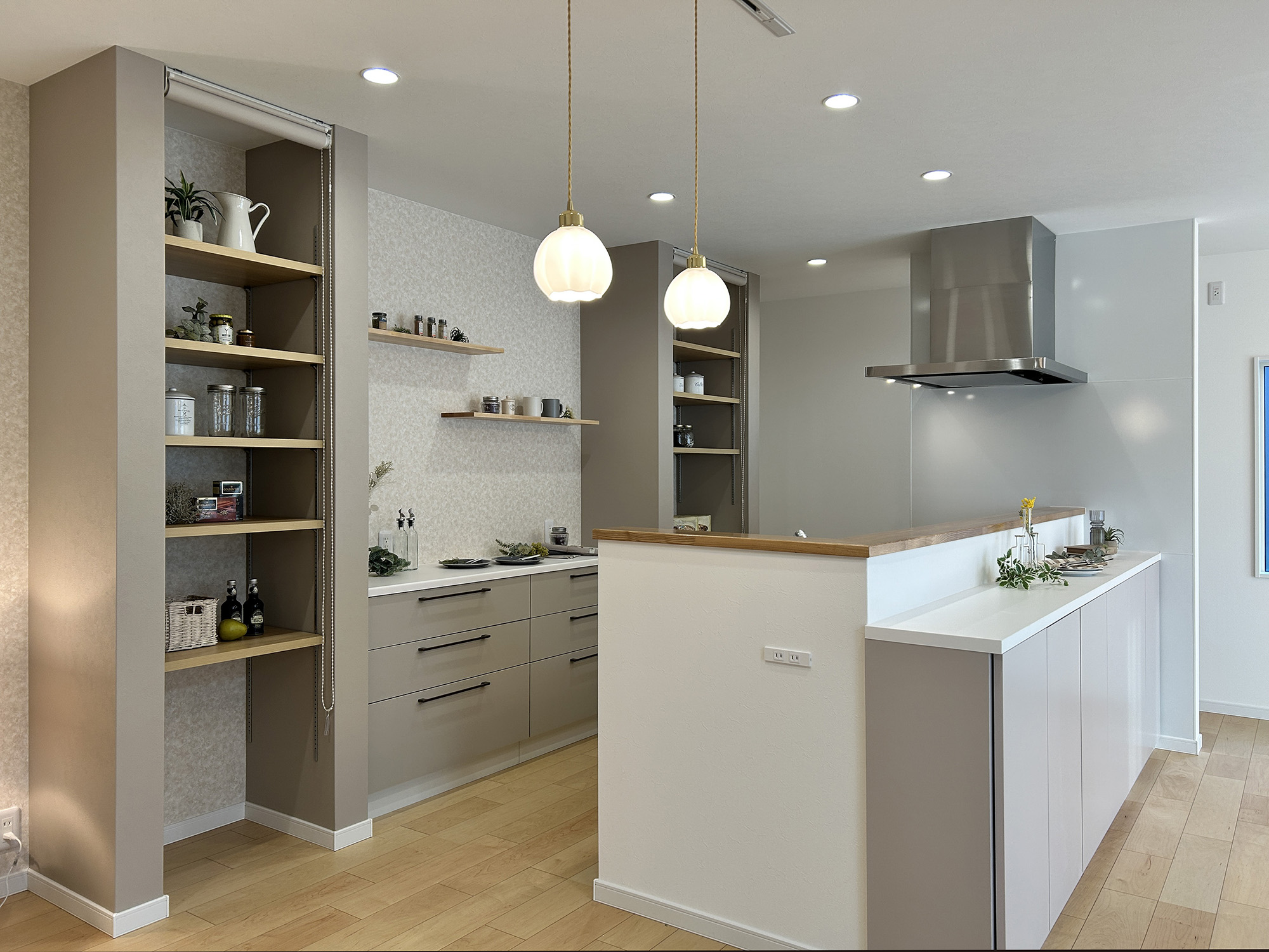 ご縁から生まれた、アーチと彩りのクロスが映えるやさしい平屋の住まい（群馬県前橋市）