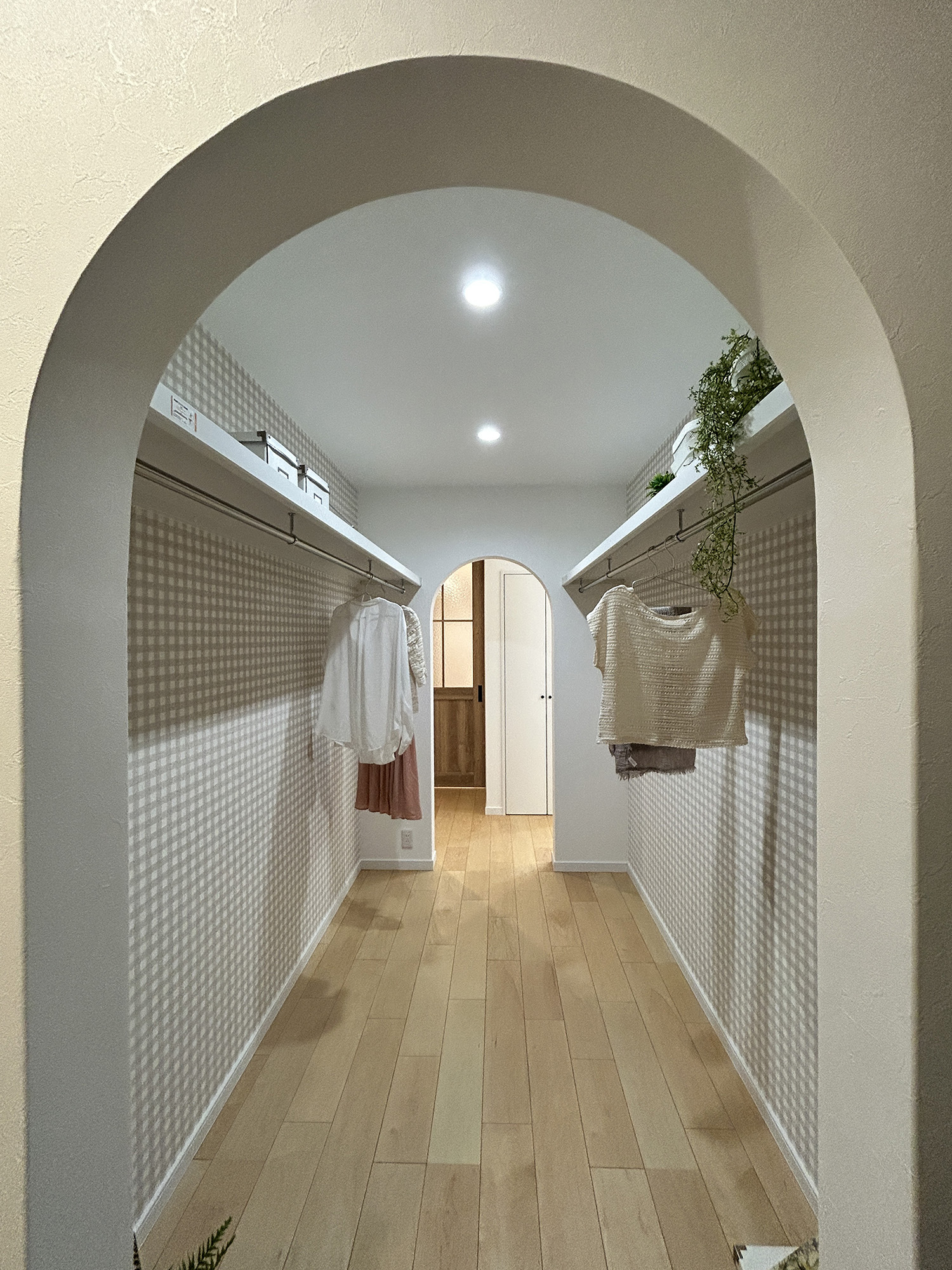 ご縁から生まれた、アーチと彩りのクロスが映えるやさしい平屋の住まい（群馬県前橋市）