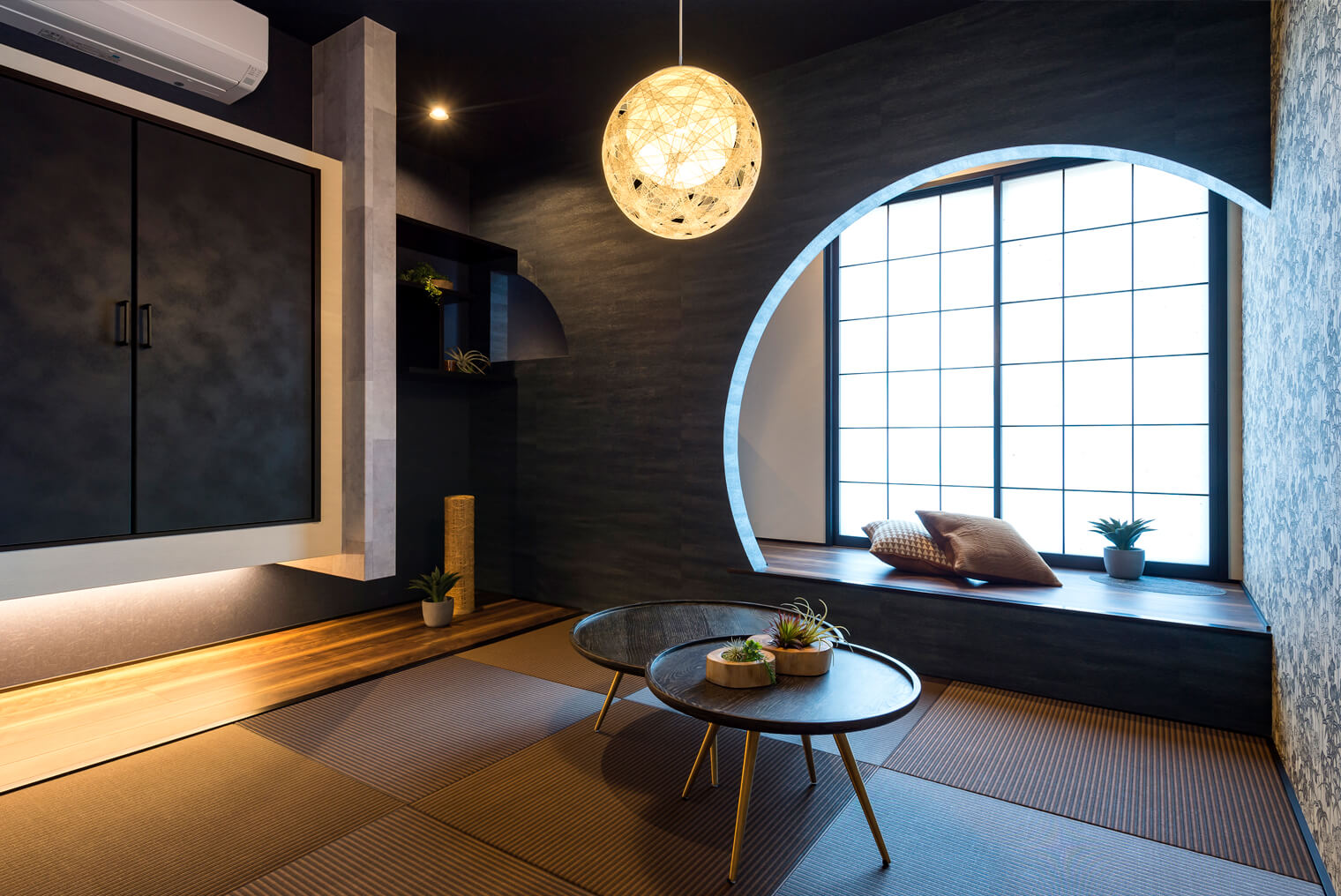 丸い開口が印象的な和モダンの和室