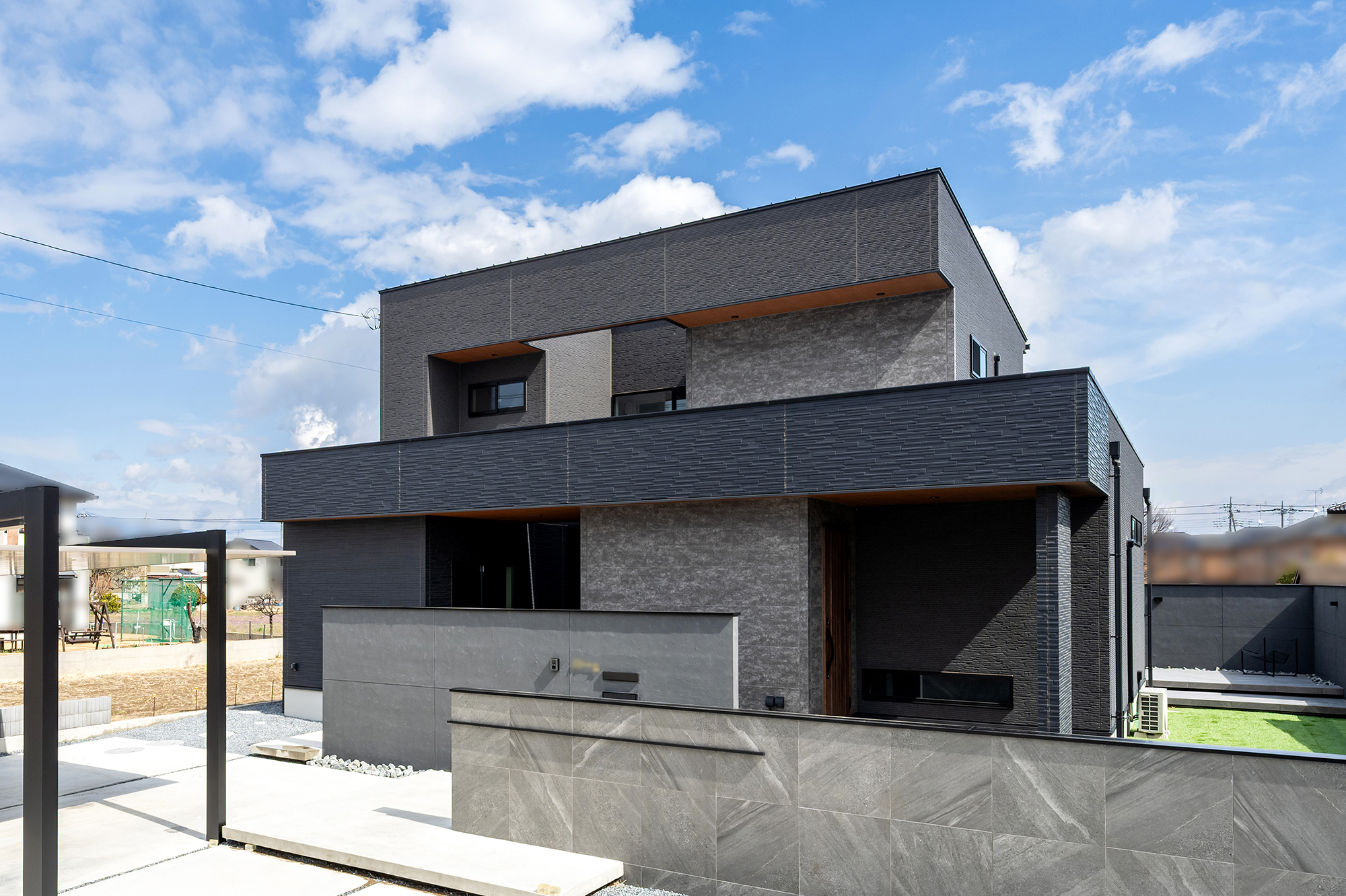 外観と中庭がつながる、グレー×ブラックの住まい（群馬県伊勢崎市）