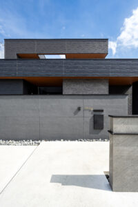 外観と中庭がつながる、グレー×ブラックの住まい（群馬県伊勢崎市）