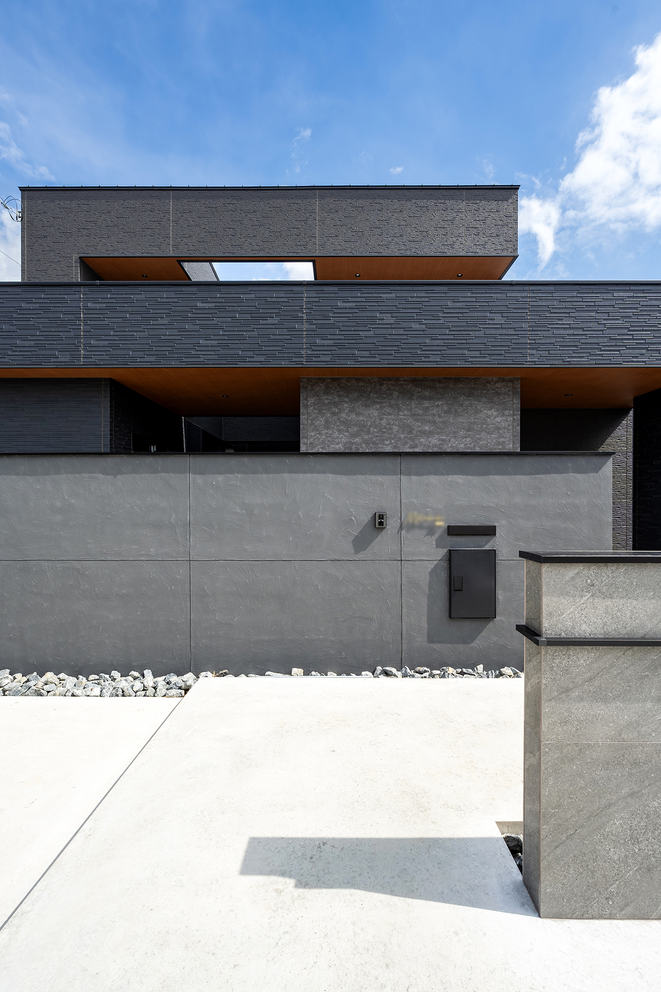 外観と中庭がつながる、グレー×ブラックの住まい（群馬県伊勢崎市）