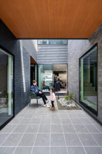 外観と中庭がつながる、グレー×ブラックの住まい（群馬県伊勢崎市）