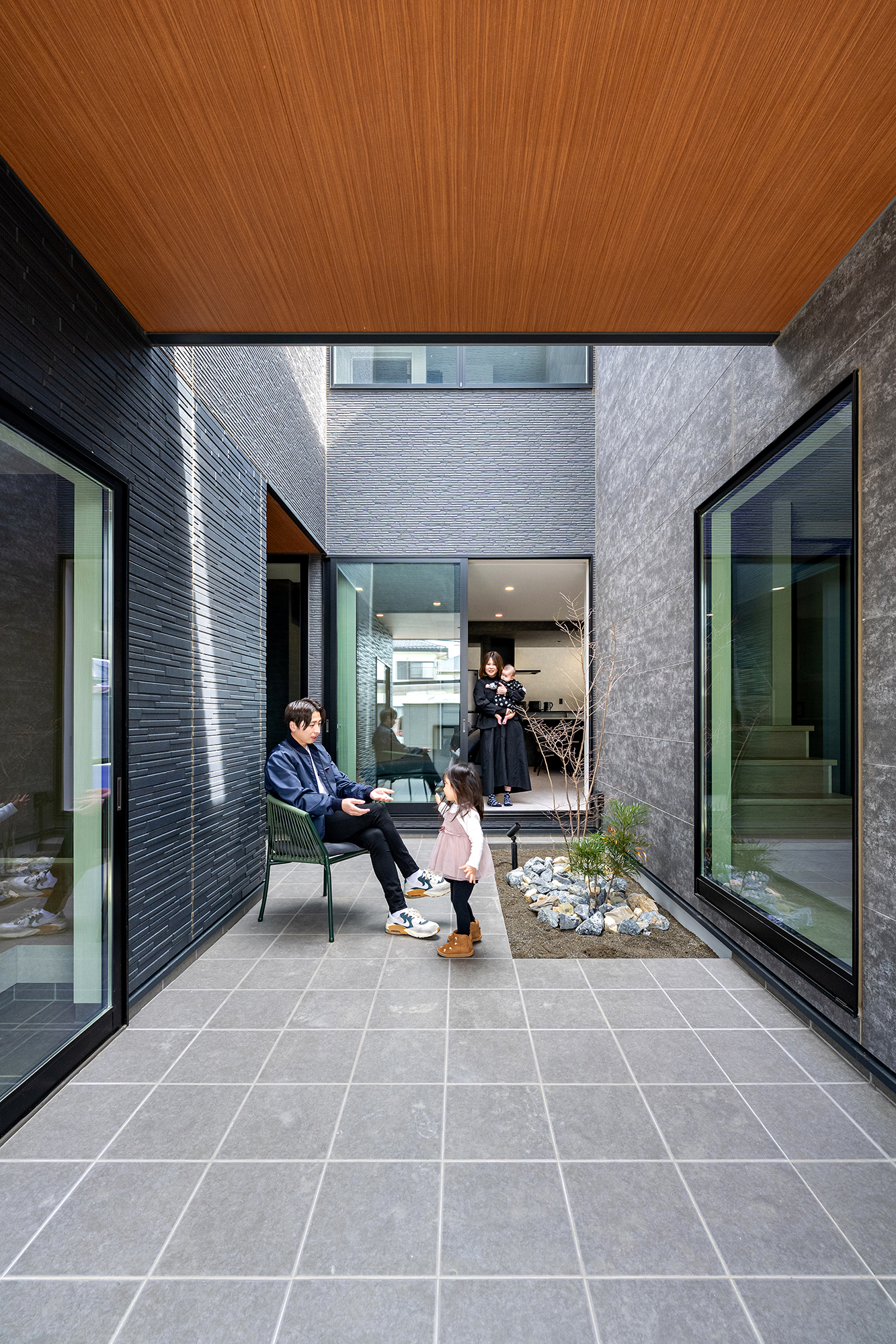 外観と中庭がつながる、グレー×ブラックの住まい（群馬県伊勢崎市）