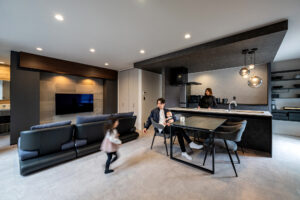 外観と中庭がつながる、グレー×ブラックの住まい（群馬県伊勢崎市）