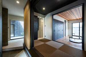 外観と中庭がつながる、グレー×ブラックの住まい（群馬県伊勢崎市）