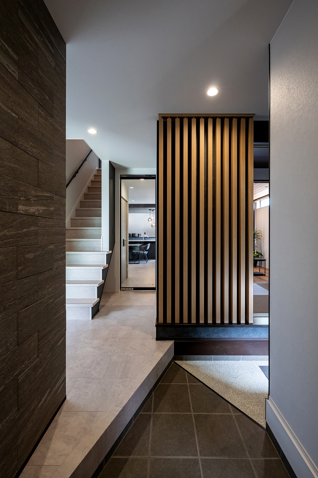 外観と中庭がつながる、グレー×ブラックの住まい（群馬県伊勢崎市）