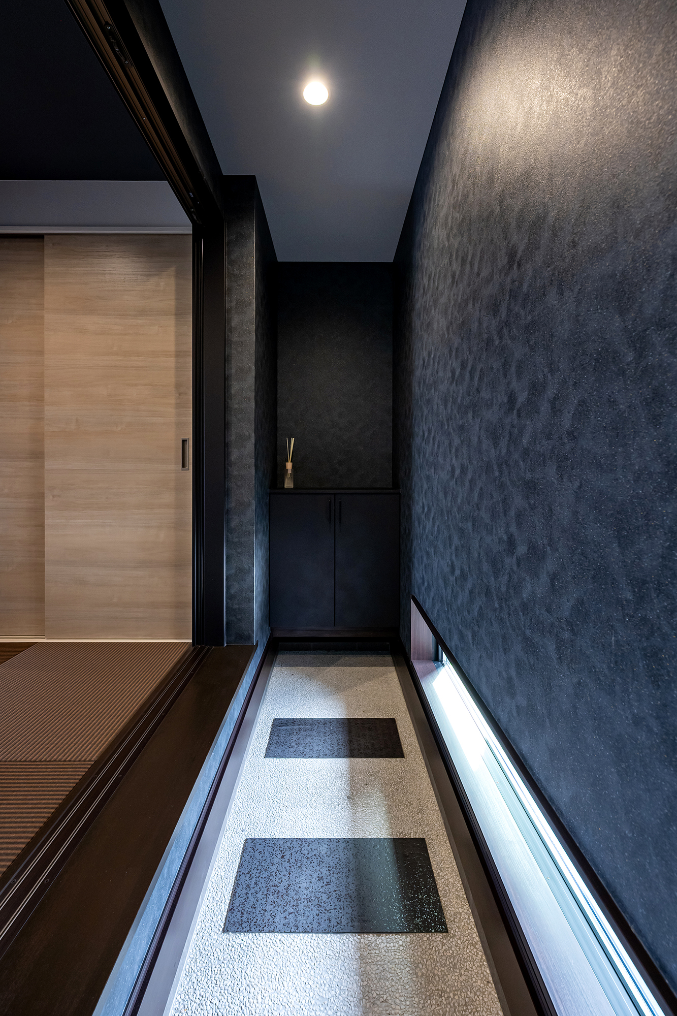 外観と中庭がつながる、グレー×ブラックの住まい（群馬県伊勢崎市）