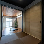 外観と中庭がつながる、グレー×ブラックの住まい（群馬県伊勢崎市）