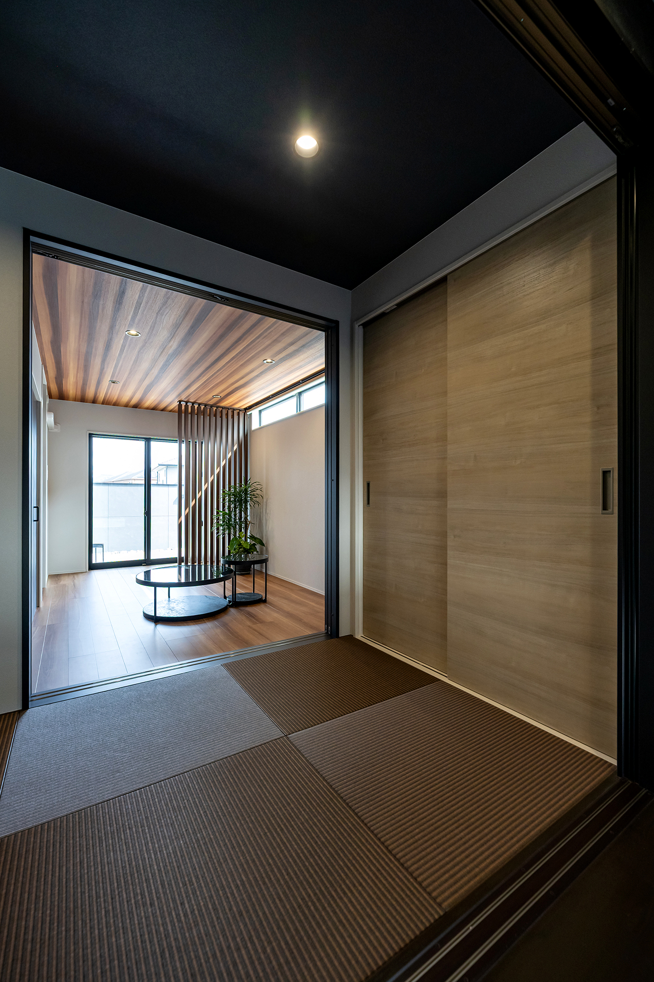 外観と中庭がつながる、グレー×ブラックの住まい（群馬県伊勢崎市）