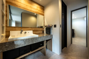 外観と中庭がつながる、グレー×ブラックの住まい（群馬県伊勢崎市）