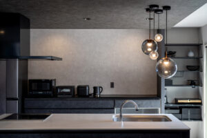 外観と中庭がつながる、グレー×ブラックの住まい（群馬県伊勢崎市）