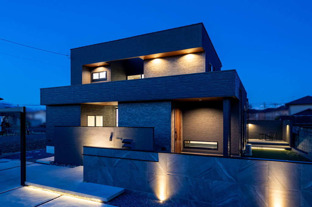 外観と中庭がつながる、グレー×ブラックの住まい（群馬県伊勢崎市）
