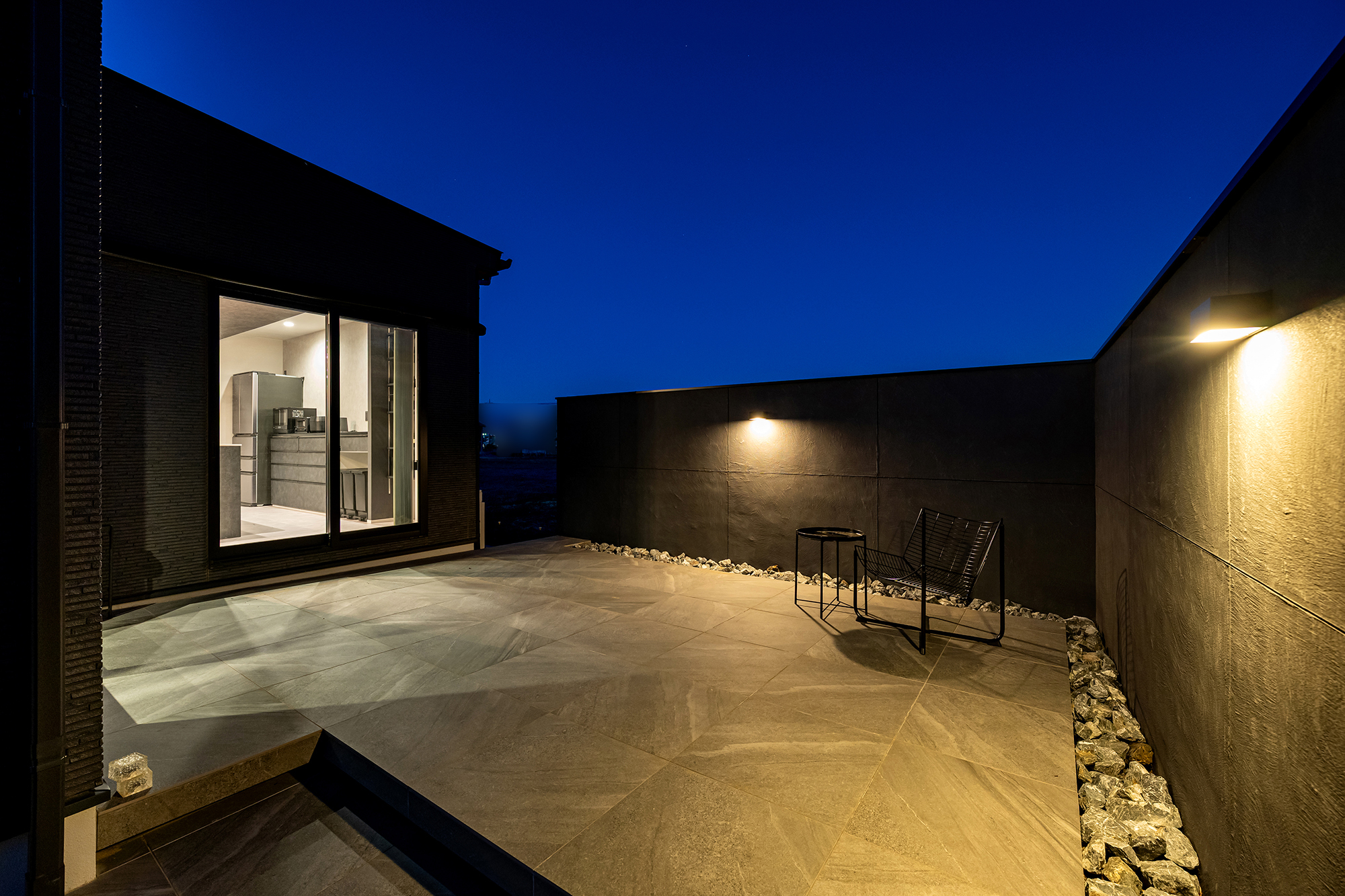 外観と中庭がつながる、グレー×ブラックの住まい（群馬県伊勢崎市）