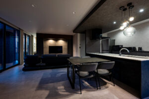 外観と中庭がつながる、グレー×ブラックの住まい（群馬県伊勢崎市）