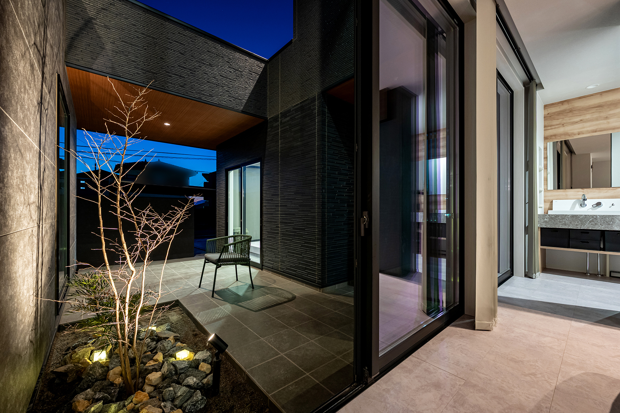 外観と中庭がつながる、グレー×ブラックの住まい（群馬県伊勢崎市）