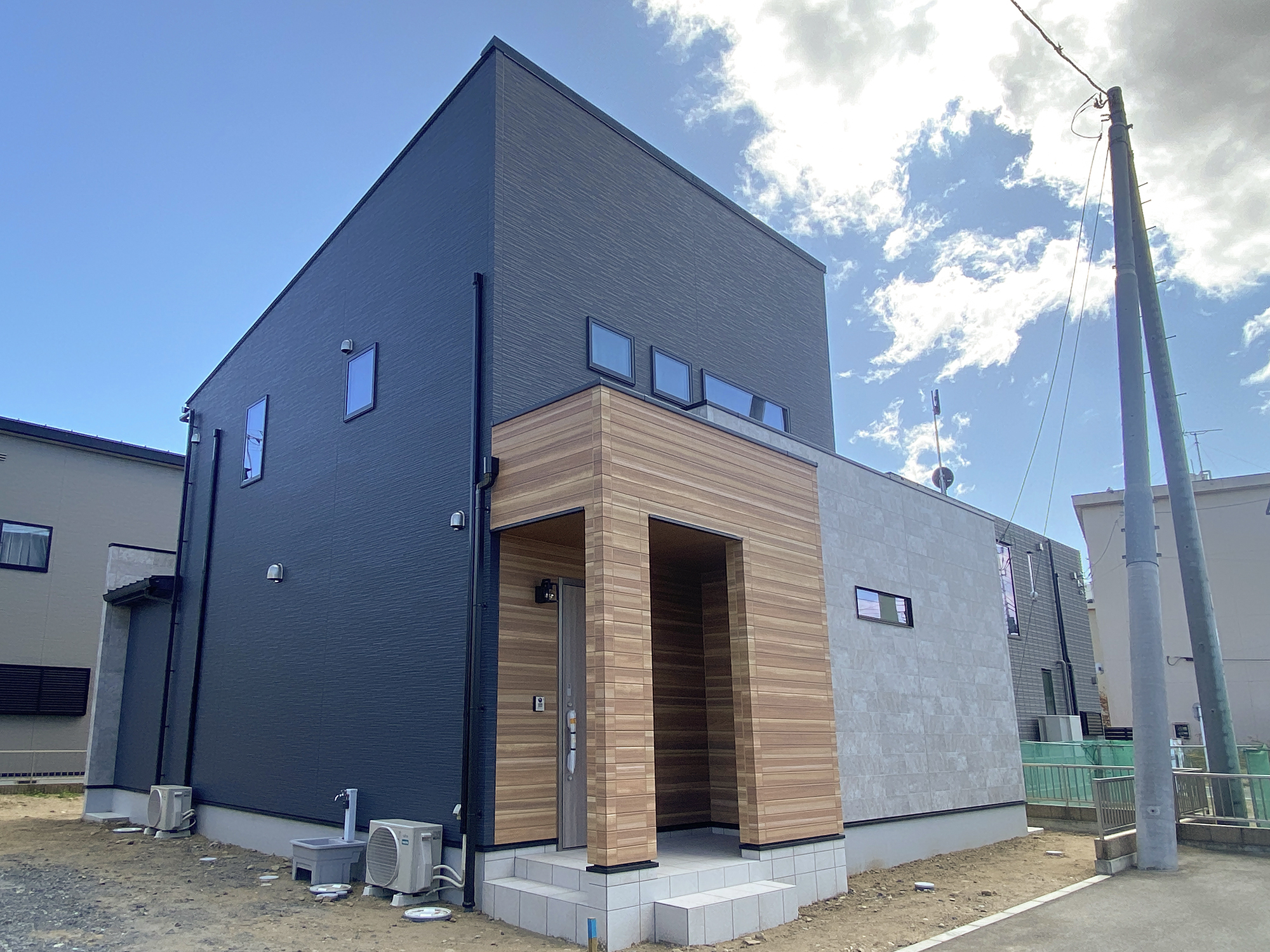 ネイビー×グレー×木目で魅せる、暮らしやすさを極めた北玄関の住まい（群馬県伊勢崎市）