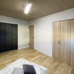 ネイビー×グレー×木目で魅せる、暮らしやすさを極めた北玄関の住まい（群馬県伊勢崎市）