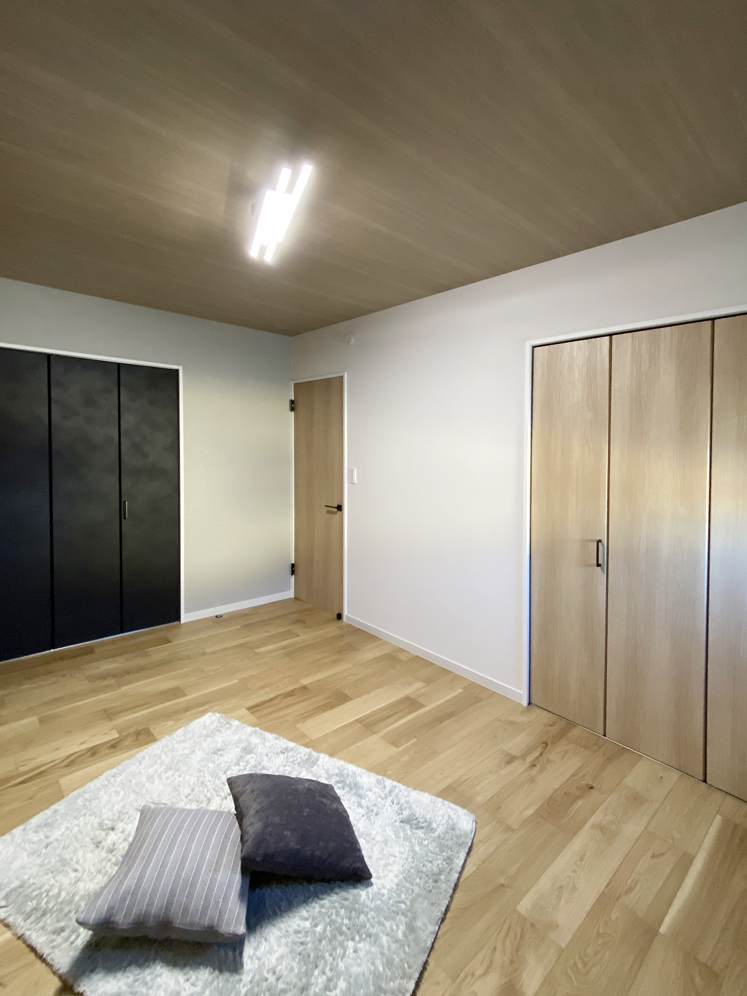 ネイビー×グレー×木目で魅せる、暮らしやすさを極めた北玄関の住まい（群馬県伊勢崎市）