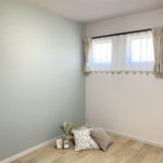 ネイビー×グレー×木目で魅せる、暮らしやすさを極めた北玄関の住まい（群馬県伊勢崎市）