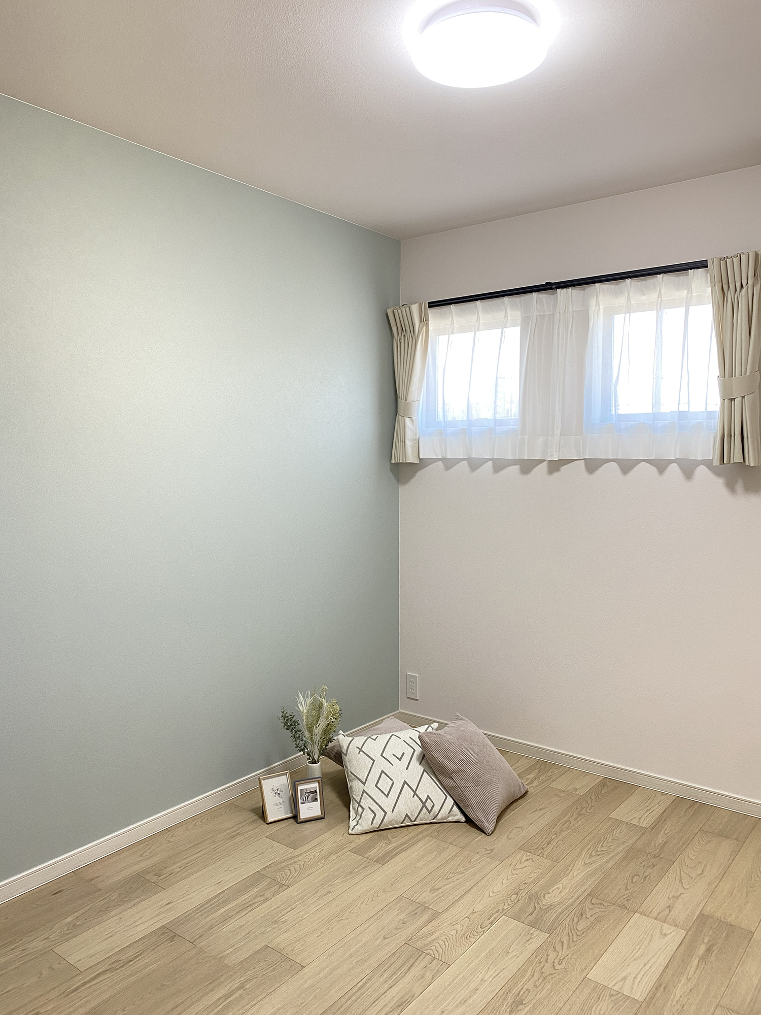 ネイビー×グレー×木目で魅せる、暮らしやすさを極めた北玄関の住まい（群馬県伊勢崎市）