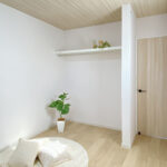 ネイビー×グレー×木目で魅せる、暮らしやすさを極めた北玄関の住まい（群馬県伊勢崎市）